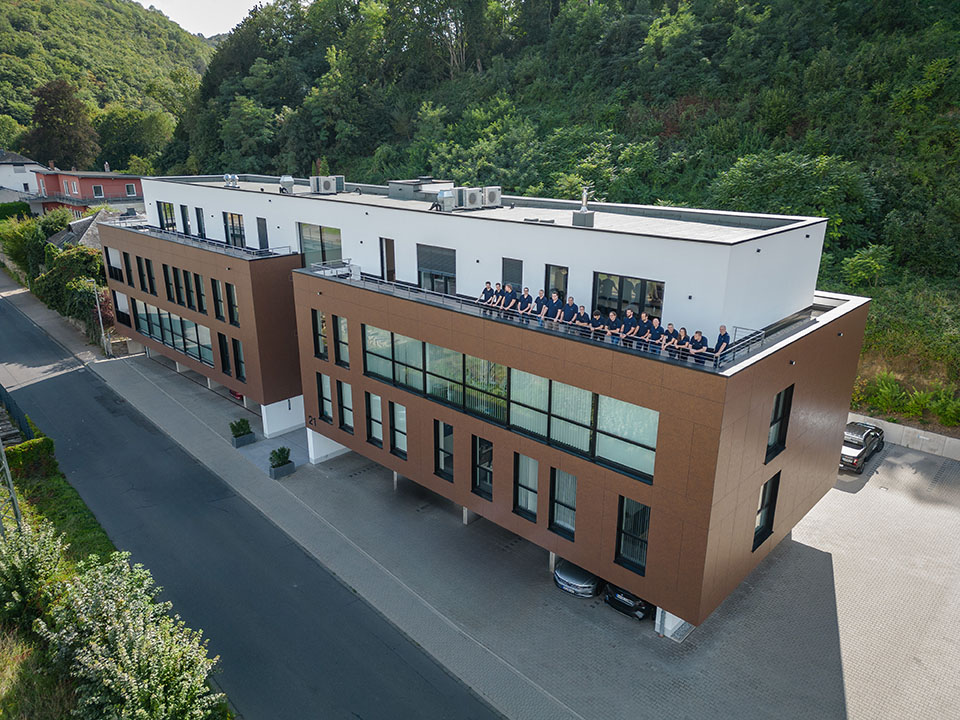 Team der Quality Bytes GmbH auf der Dachterrasse des Büros der Quality Bytes GmbH